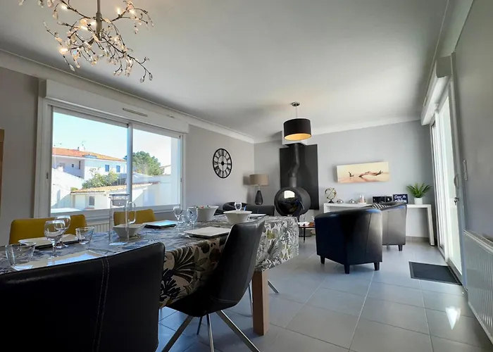 Casa de Férias Maison Spacieuse Avec Piscine Privée Et Jardin à Jean De Monts - Fr-1-323-381