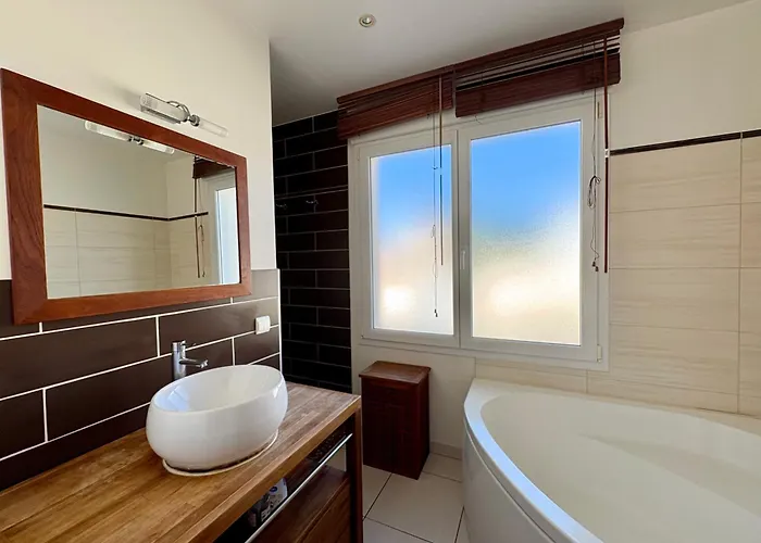 Maison Spacieuse Avec Piscine Privée Et Jardin à Jean De Monts - Fr-1-323-381